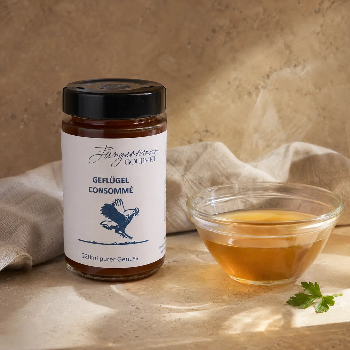 Geflügel Consommé 220 ml von Jungermann Gourmet – klare bernsteinfarbene Consommé in einer Glasschale