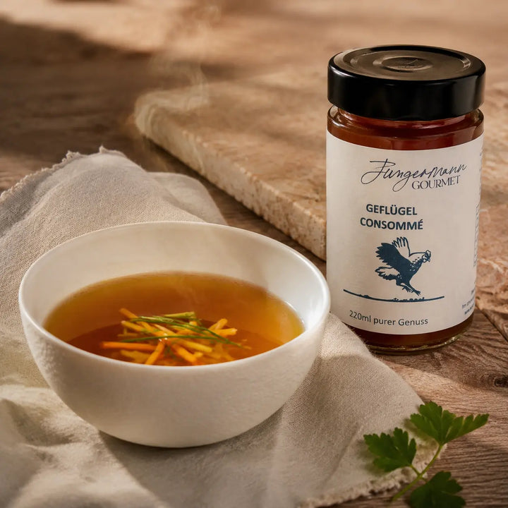 Geflügel Consommé 220 ml von Jungermann Gourmet – als klare Vorspeise mit feiner Gemüseeinlage