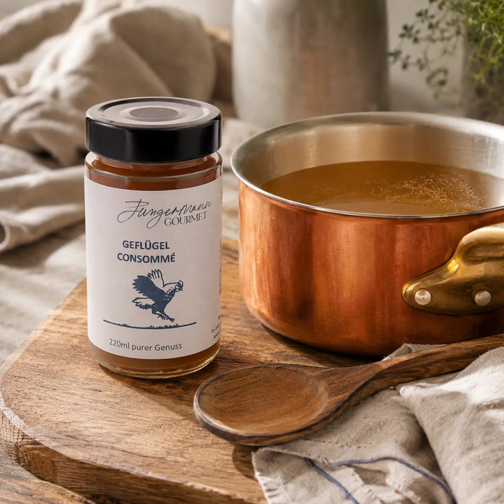 Geflügel Consommé 220 ml von Jungermann Gourmet – beim schonenden Erwärmen im Kupfertopf