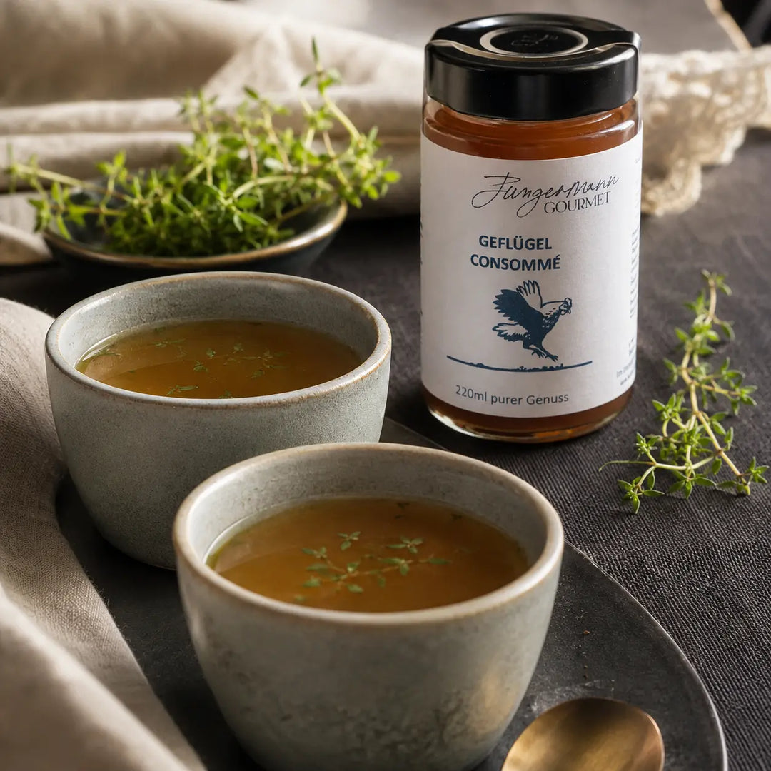 Geflügel Consommé 220 ml von Jungermann Gourmet – als Menüauftakt in zwei kleinen Tassen