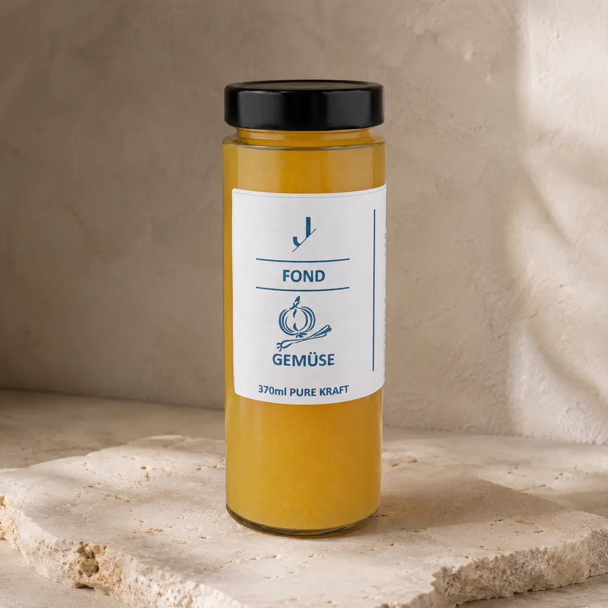 Gemüse-Fond von Jungermann Gourmet – Packshot des hellen Fonds im hohen Glas