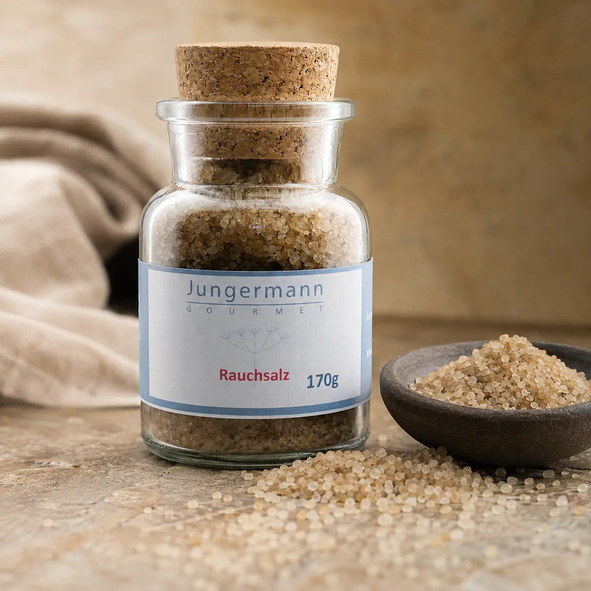 Geräuchertes Salz von Jungermann Gourmet – grobe Rauchsalzkristalle mit Korkglas