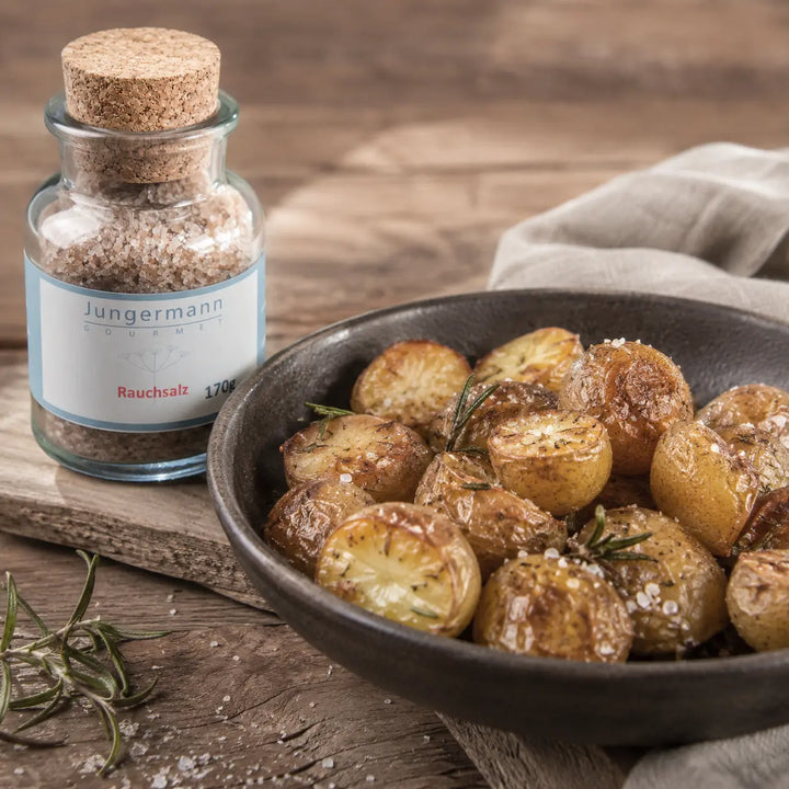 Geräuchertes Salz von Jungermann Gourmet – geröstete Kartoffeln mit Rosmarin und Rauchsalz