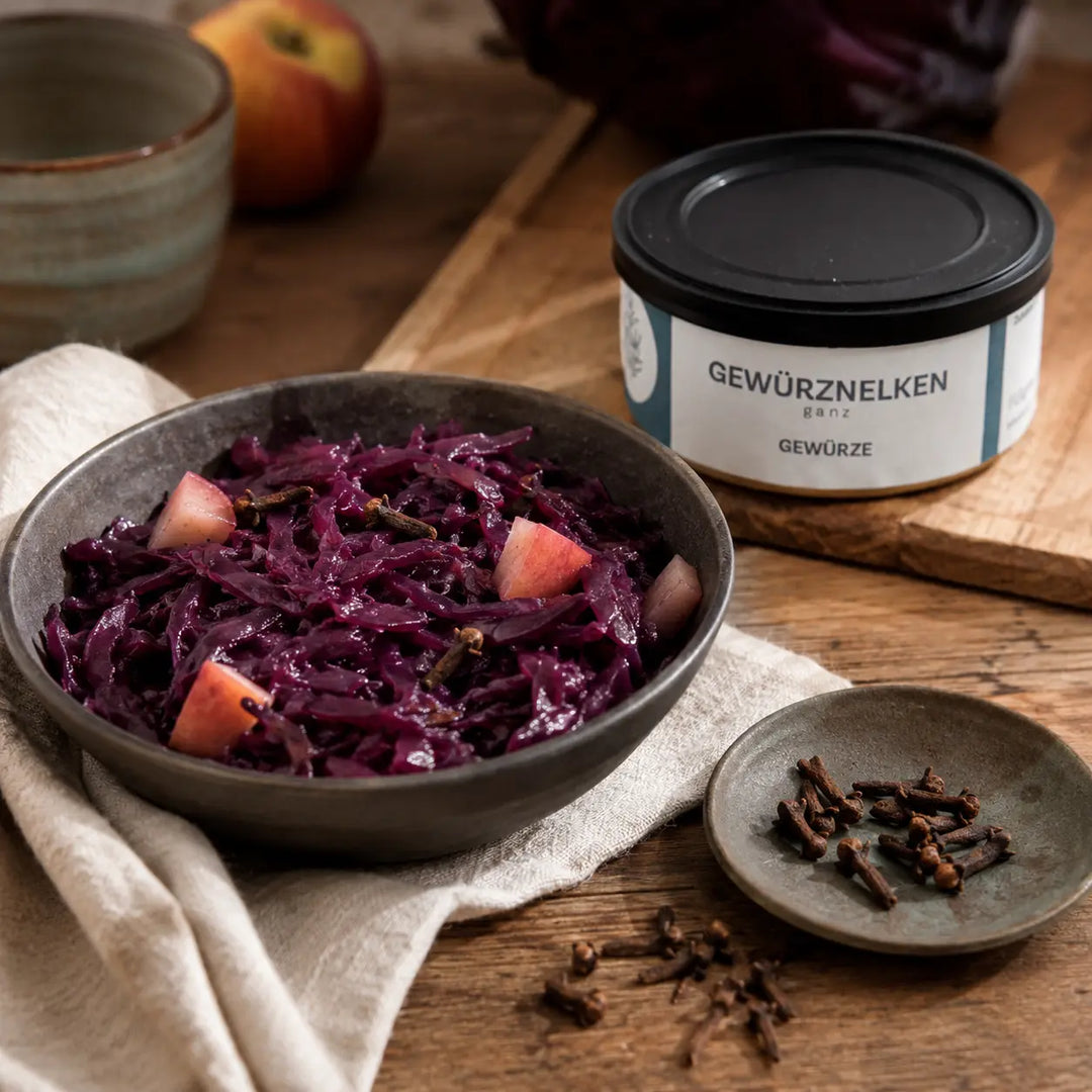 Gewürz-Nelken ganz von Jungermann Gourmet – geschmorter Rotkohl mit Apfel und ganzen Nelken