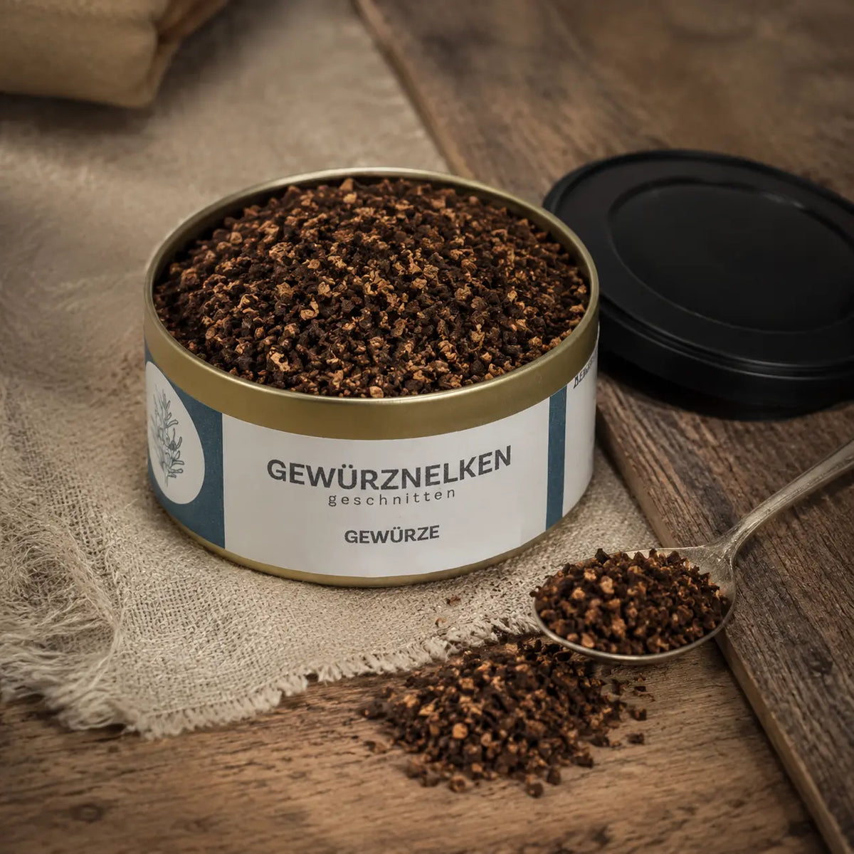 Gewürz-Nelken geschnitten von Jungermann Gourmet – geschnittene Nelkenstücke mit geöffneter Dose