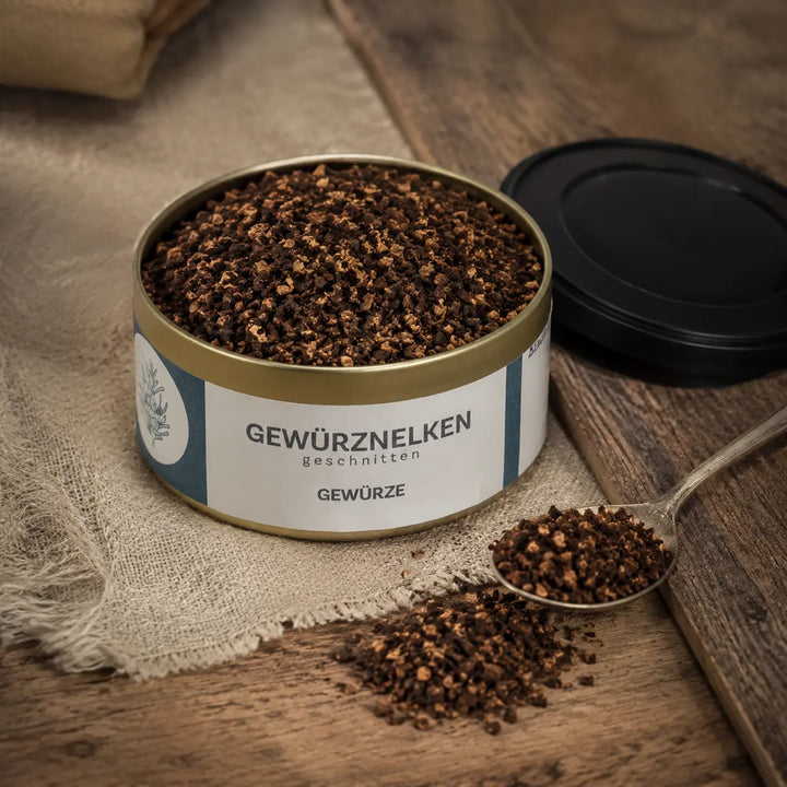 Gewürz-Nelken geschnitten von Jungermann Gourmet – geschnittene Nelkenstücke mit geöffneter Dose
