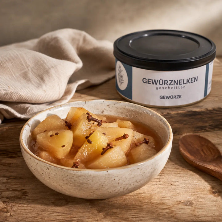 Gewürz-Nelken geschnitten von Jungermann Gourmet – Birnen-Apfel-Kompott mit geschnittenen Nelken