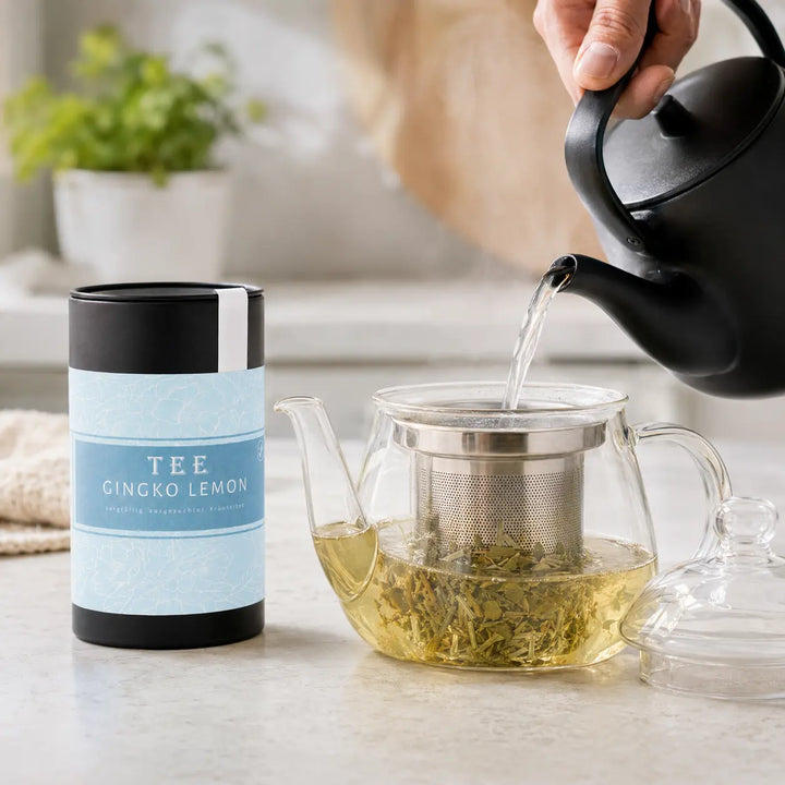 Gingko Lemon Tee von Jungermann Gourmet wird hellgolden aufgegossen