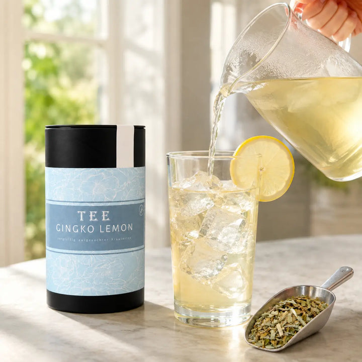 Gingko Lemon Eistee von Jungermann Gourmet wird mit Eis frisch eingeschenkt