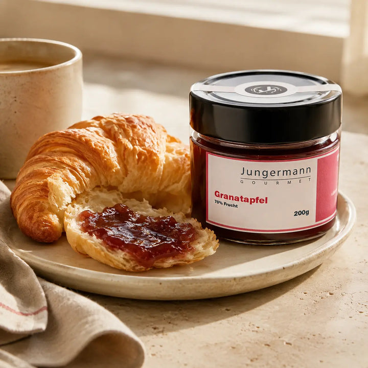 Jungermann Gourmet Granatapfel Aufstrich zu Croissant beim Frühstück