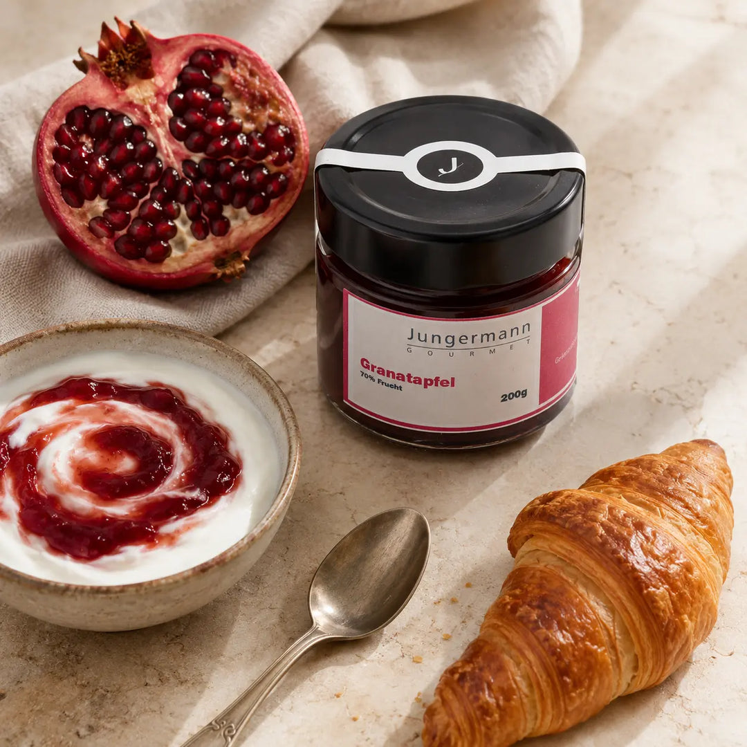 Jungermann Gourmet Granatapfel Aufstrich mit Joghurt, Granatapfel und Croissant