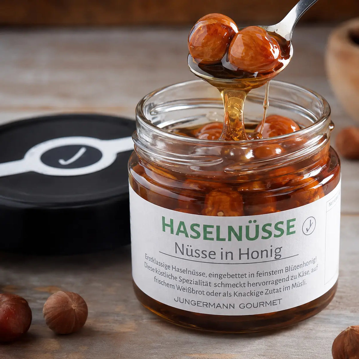 Haselnüsse in Honig – ganze Nüsse und fließender Blütenhonig im Detail