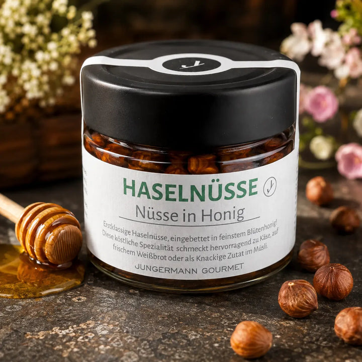 Haselnüsse in Honig mit ganzen Haselnüssen und Blütenhonig