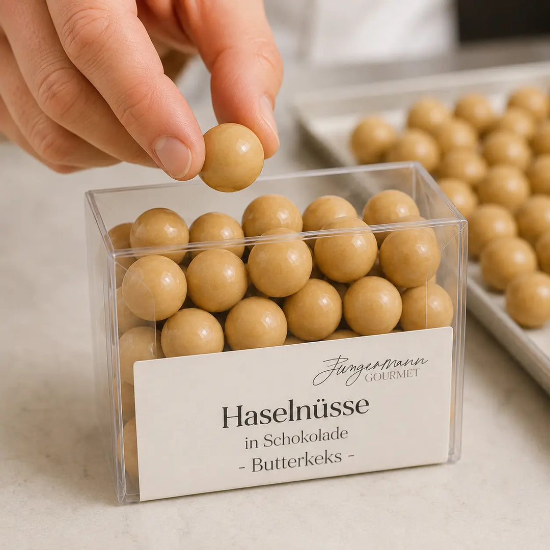 Haselnüsse in Schokolade Butterkeks beim Einfüllen in die Originalbox