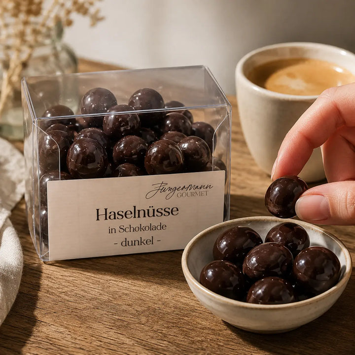 Haselnüsse in dunkler Schokolade mit Espresso als Genussmoment