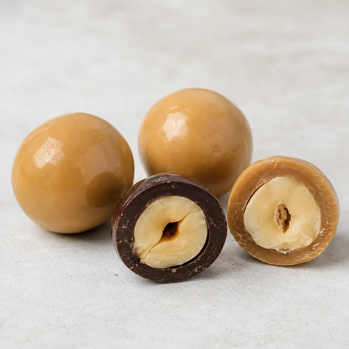 Haselnüsse in Schokolade Mix – helle und dunkle Hüllen mit Haselnusskern