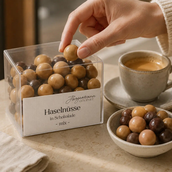 Haselnüsse in Schokolade Mix mit Espresso als Genussmoment