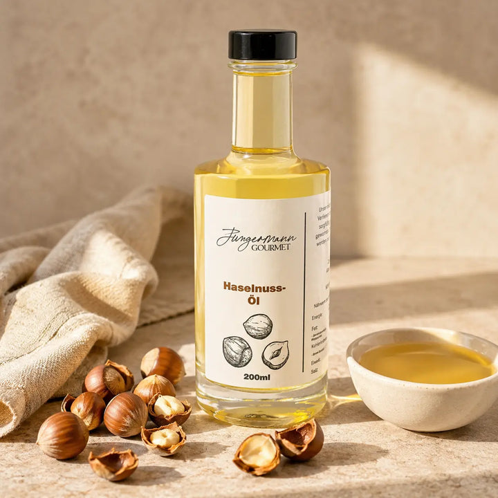Haselnussöl von Jungermann Gourmet mit ganzen und geöffneten Haselnüssen