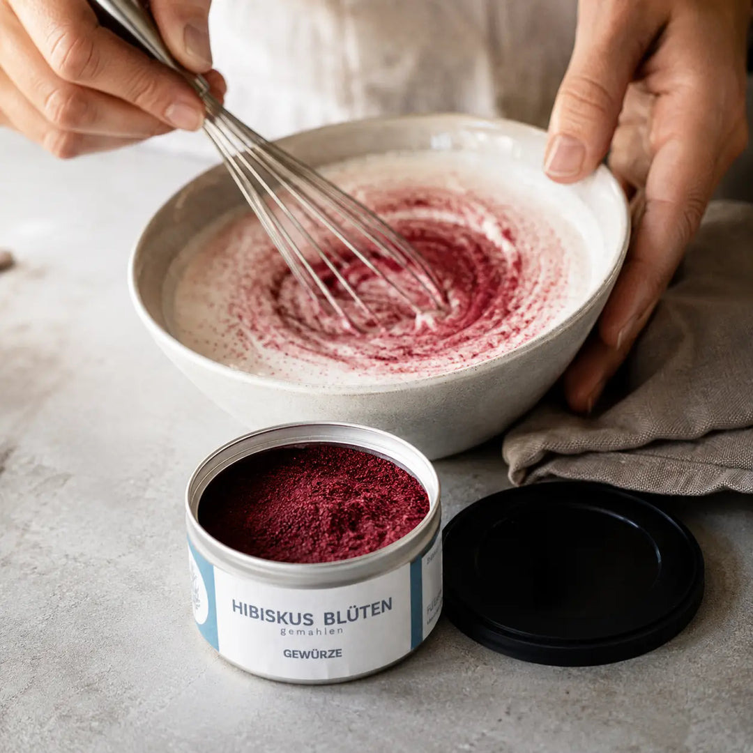 Hibiskusblüte gemahlen beim Einrühren in eine Dessertcreme
