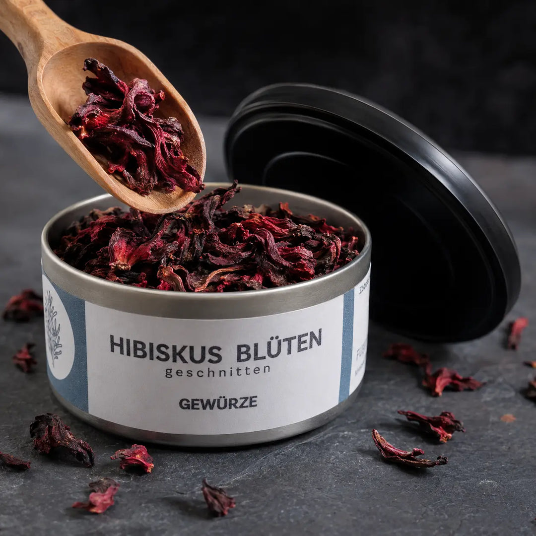 Hibiskusblüte geschnitten – grobe getrocknete Blütenstücke im Detail