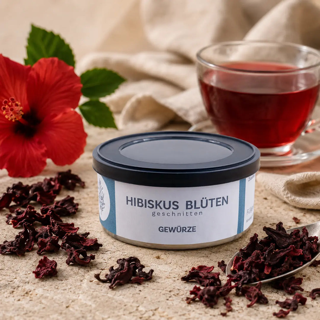 Hibiskusblüte geschnitten mit getrockneten Blütenstücken und Tee