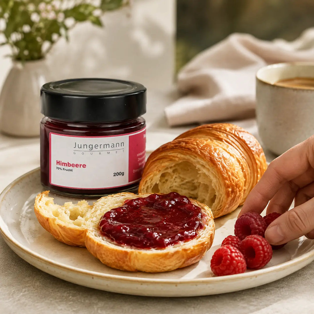 Himbeer Aufstrich von Jungermann Gourmet auf einem Buttercroissant