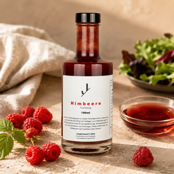 Himbeer Essig von Jungermann Gourmet mit frischen Himbeeren und Salat