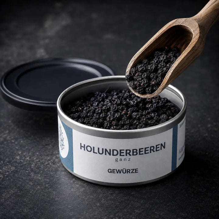Getrocknete ganze Holunderbeeren – kleine dunkle Beeren im Detail