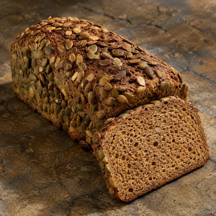 Hüttenbrot 600 g – Kürbiskernkruste und braune Krume im Detail