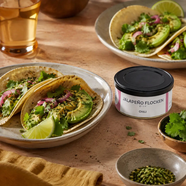 Grüne Jalapenoflocken als würziges Topping auf Avocado-Tacos