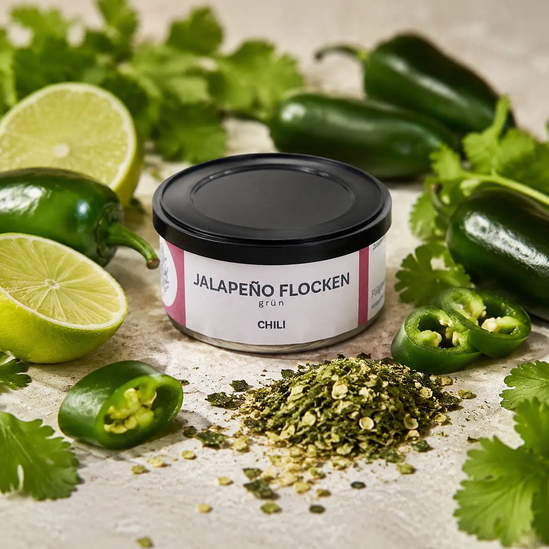 Grüne Jalapenoflocken mit frischen grünen Jalapeños