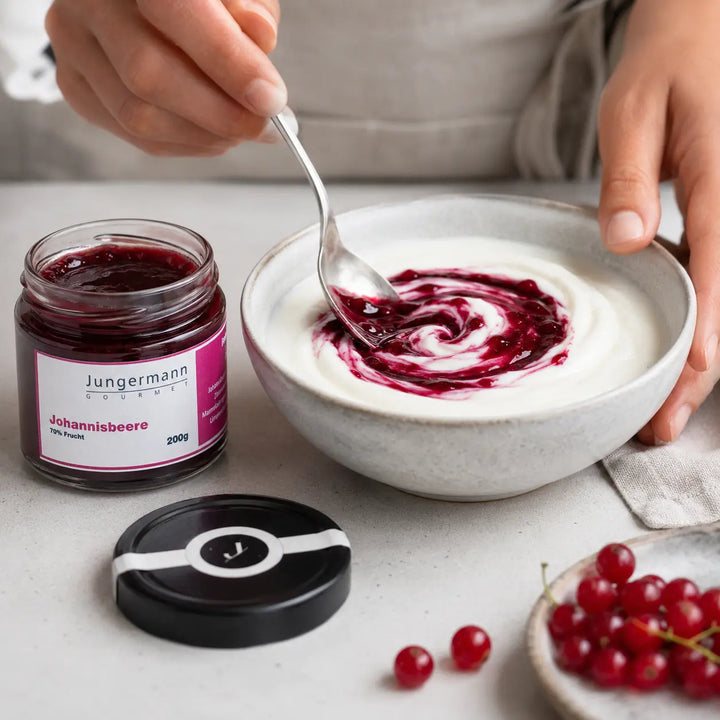 Johannisbeer Aufstrich beim Einrühren in cremigen Joghurt