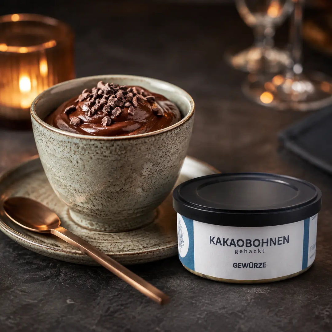 Kakaobohnensplits als knuspriges Topping auf Schokoladenmousse