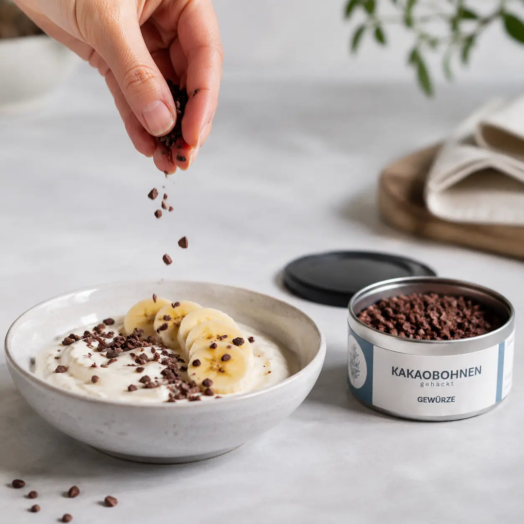 Kakaobohnensplits beim Verfeinern von Joghurt mit Banane