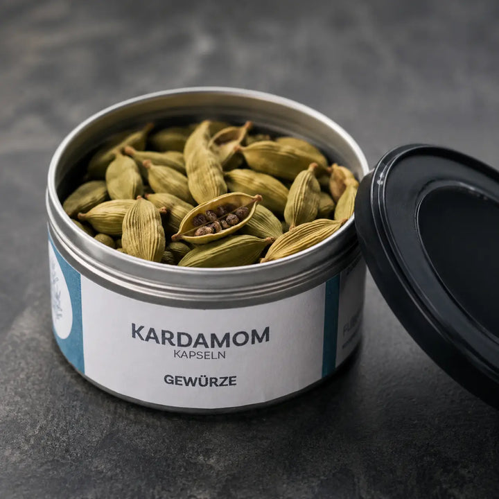 Grüne Kardamomkapseln mit sichtbaren Samen im Detail