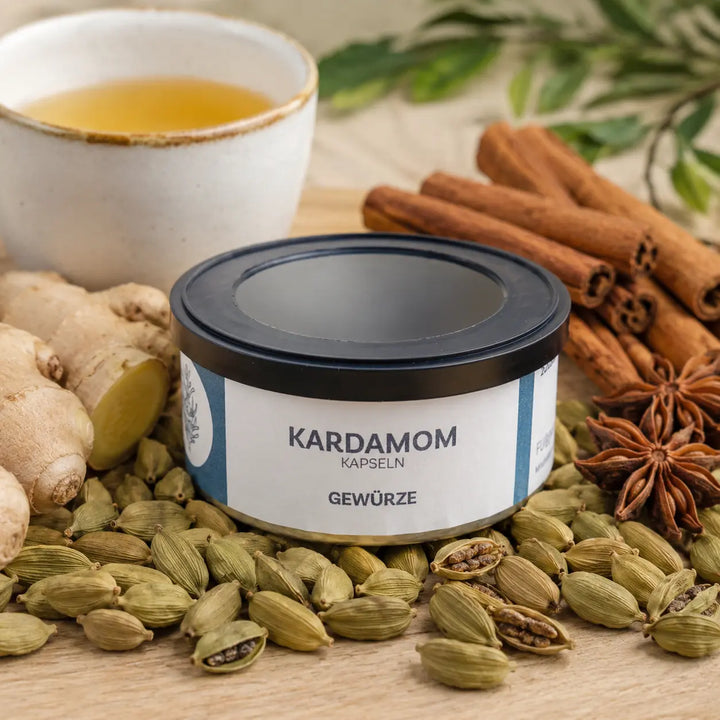 Kardamomkapseln mit Ingwer, Zimt, Sternanis und Tee