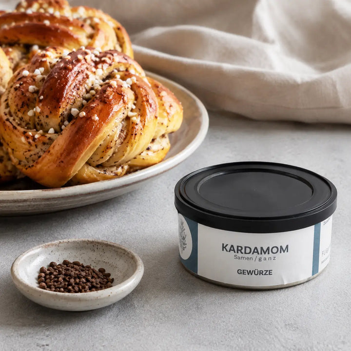 Ganze Kardamomsaat als aromatische Zutat für Kardamomgebäck