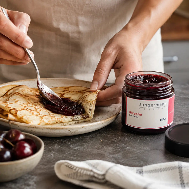 Kirsch Aufstrich beim Servieren auf warmen Crêpes
