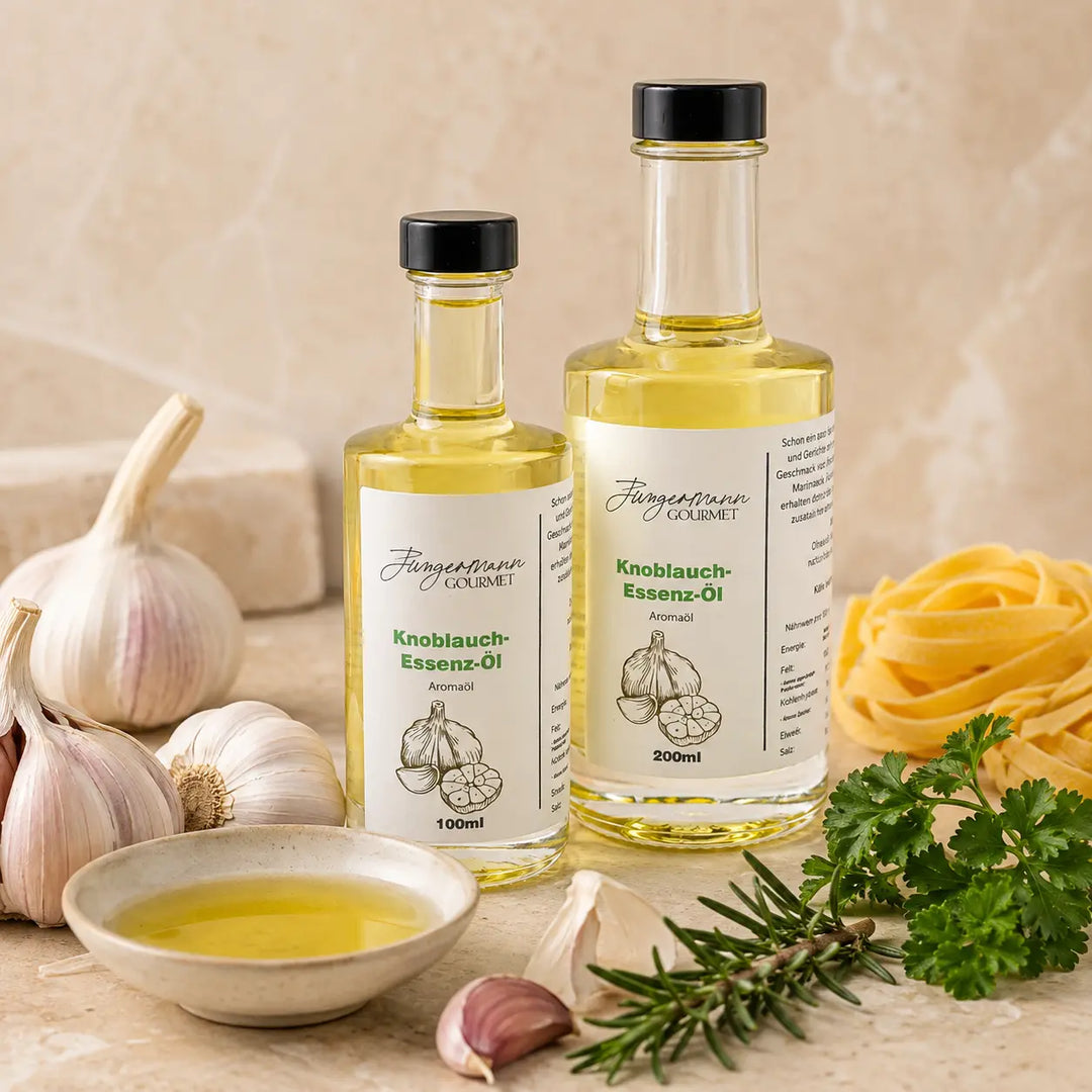 Knoblauch-Essenzöl mit Knoblauch, Kräutern, Olivenöl und Tagliatelle