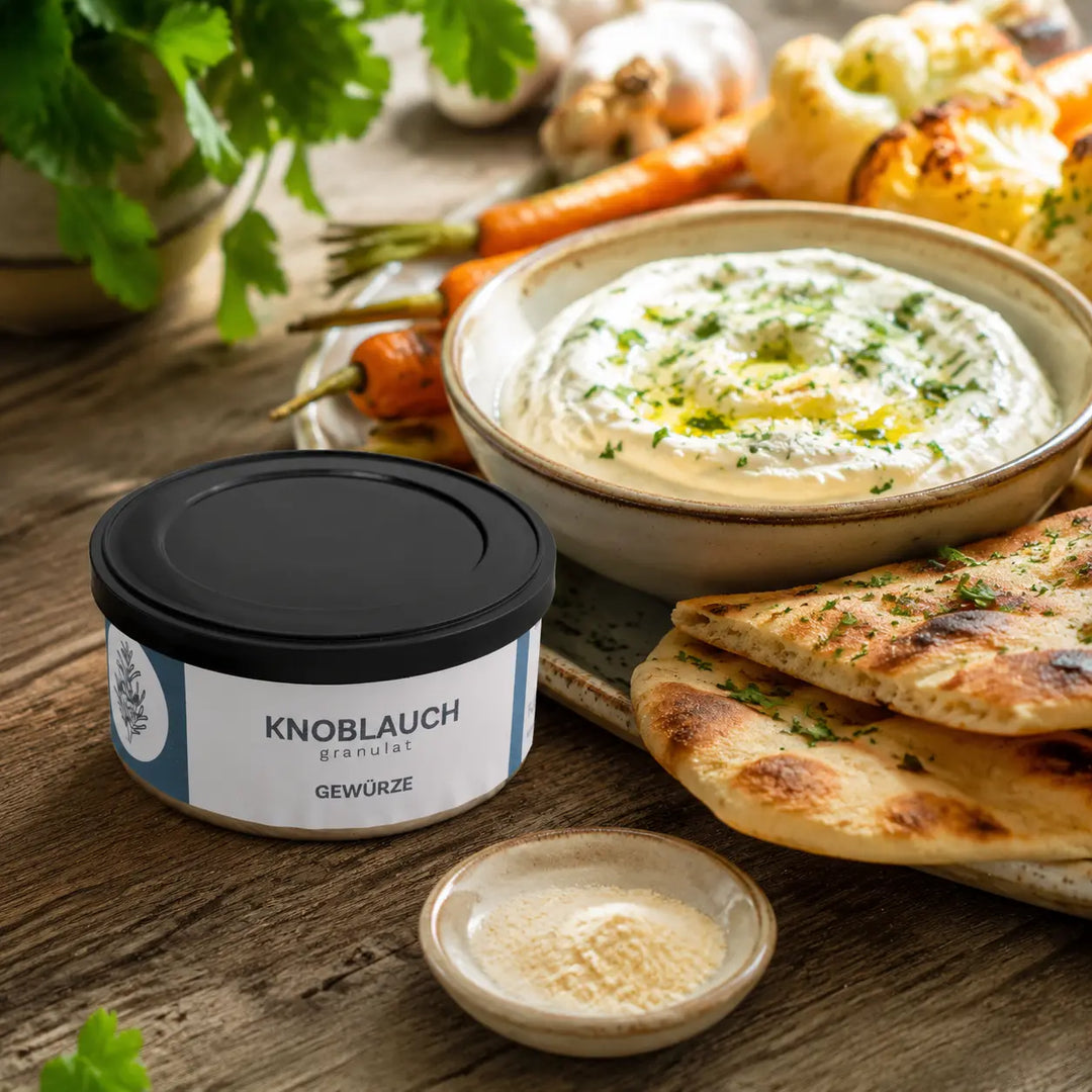 Knoblauchgranulat mit Kräuterdip, Fladenbrot und geröstetem Gemüse