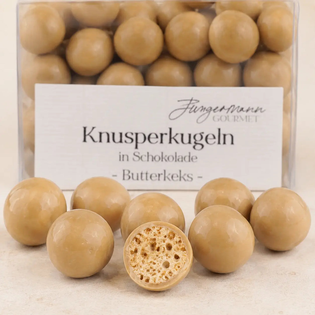 Helle Butterkeks-Knusperkugeln mit luftigem knusprigem Kern im Detail
