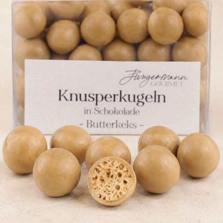 Helle Butterkeks-Knusperkugeln mit luftigem knusprigem Kern im Detail