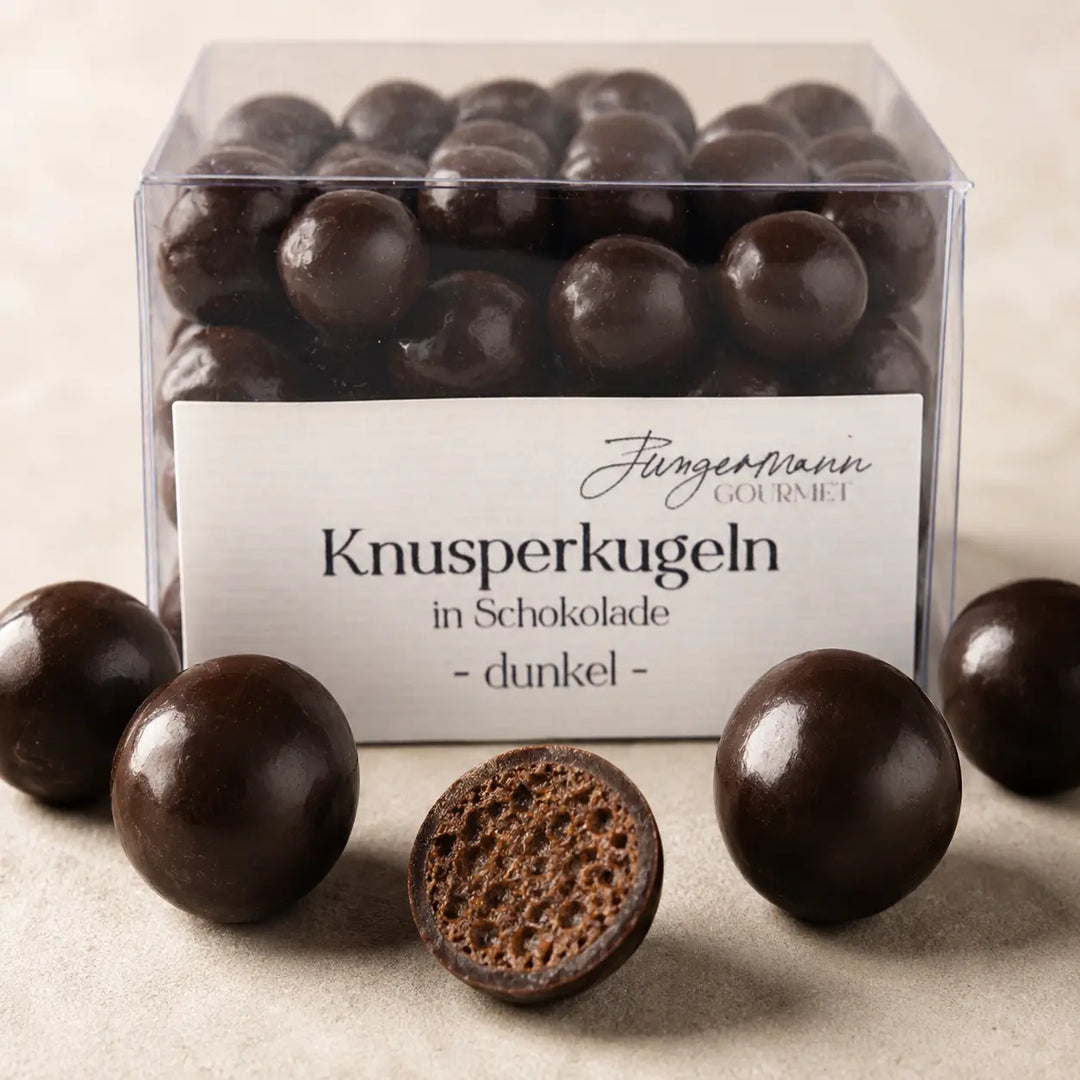 Dunkle Knusperkugeln mit luftigem knusprigem Kern im Detail