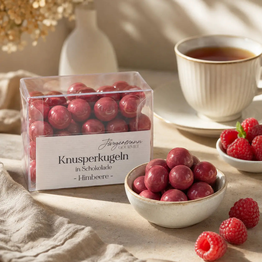 Himbeer-Knusperkugeln mit Tee und frischen Himbeeren serviert