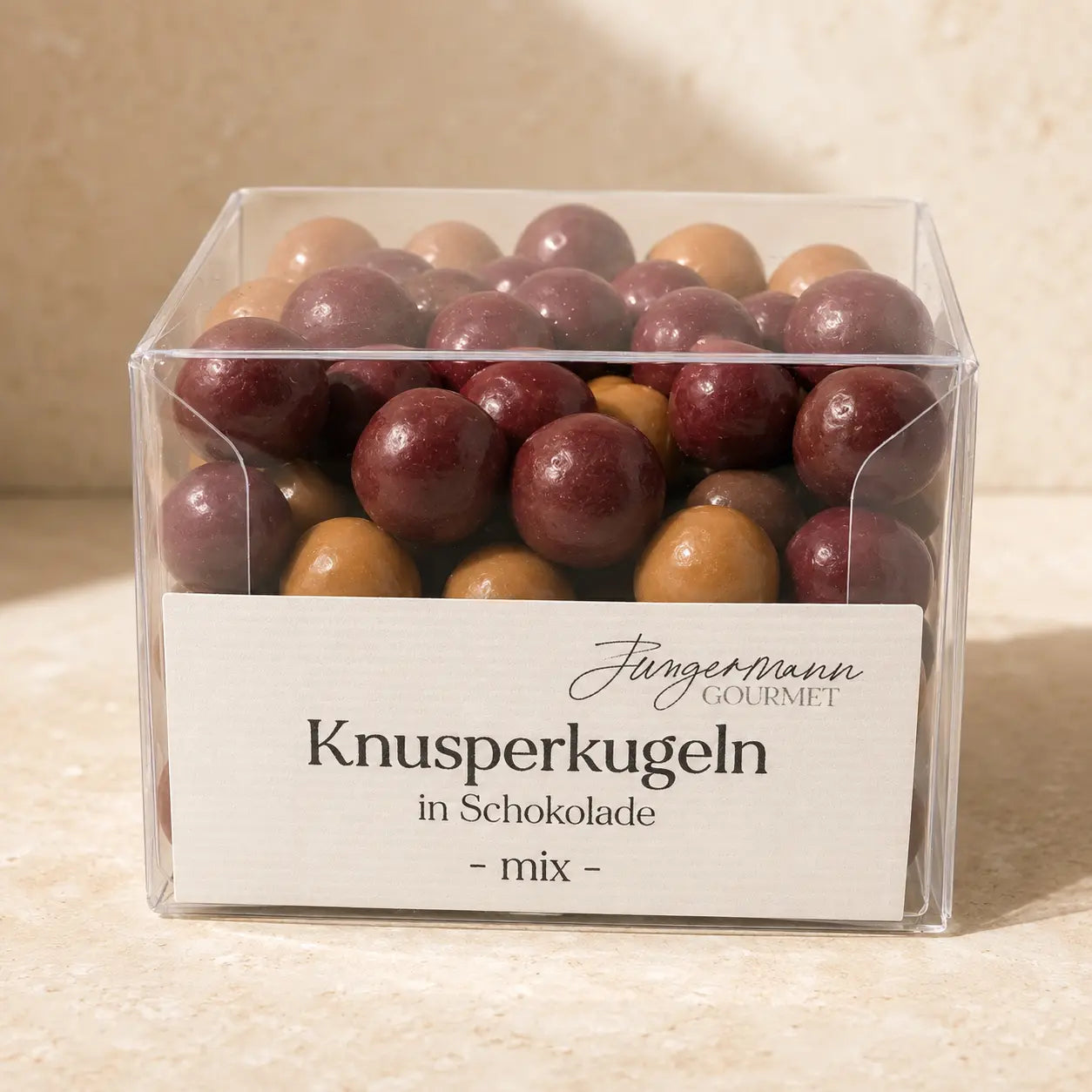 Gemischte Knusperkugeln in Schokolade in der originalen transparenten Jungermann-Gourmet-Box