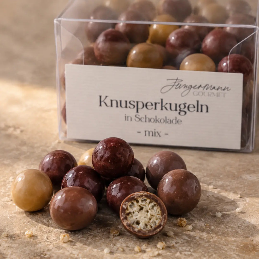 Gemischte Knusperkugeln mit verschiedenfarbigen Schokoladenhüllen und knusprigem Kern
