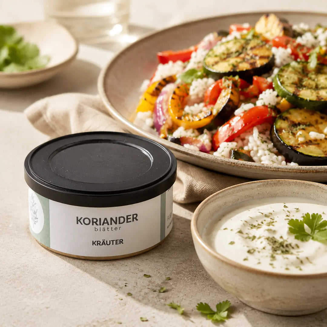 Korianderblätter zu Gemüse, Reis und Joghurt-Dip serviert