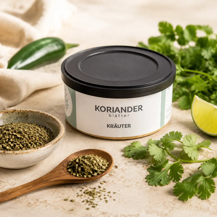 Korianderblätter mit frischem Koriander, Limette und grüner Chili