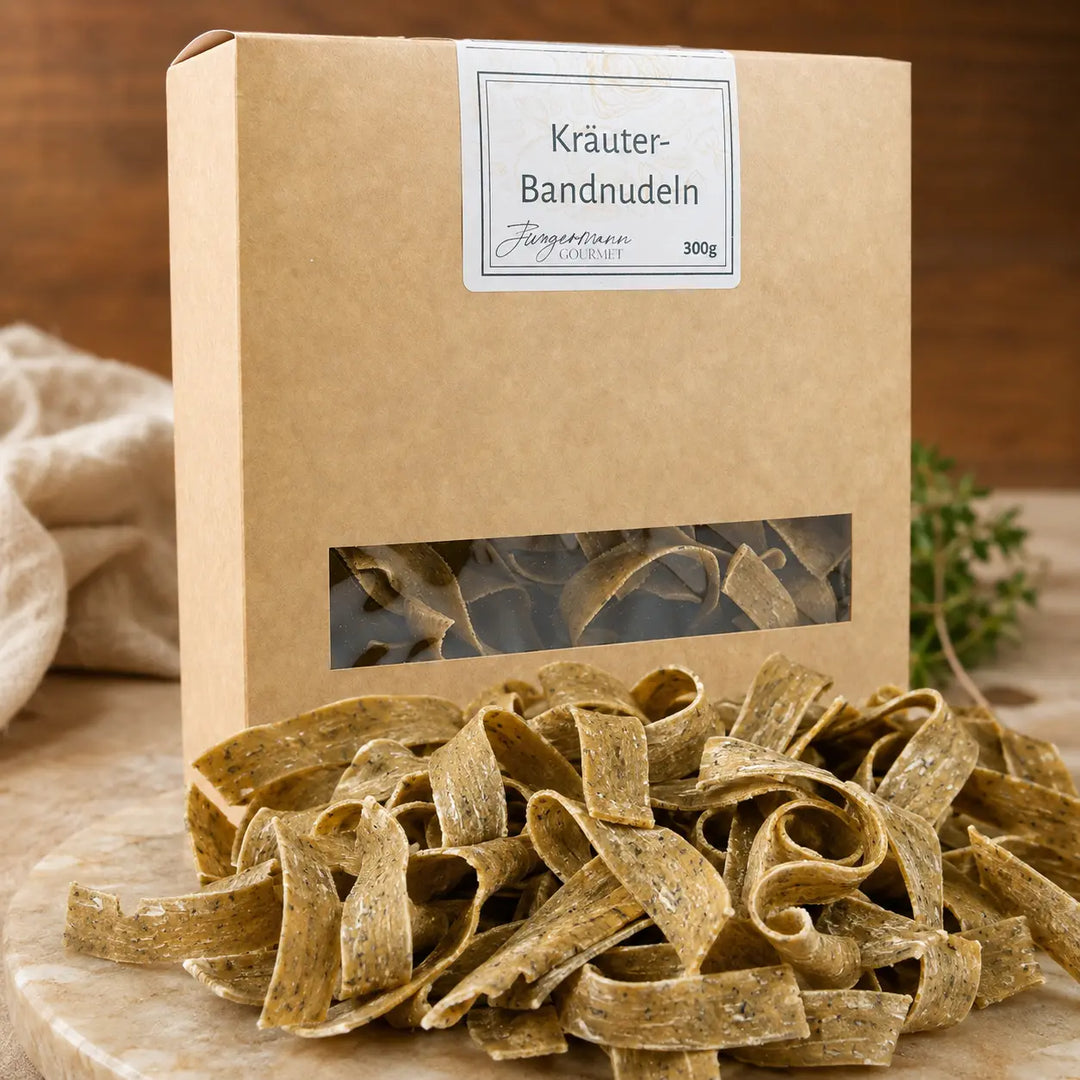 Trockene breite Kräuter-Bandnudeln mit sichtbaren Kräuterstückchen im Detail