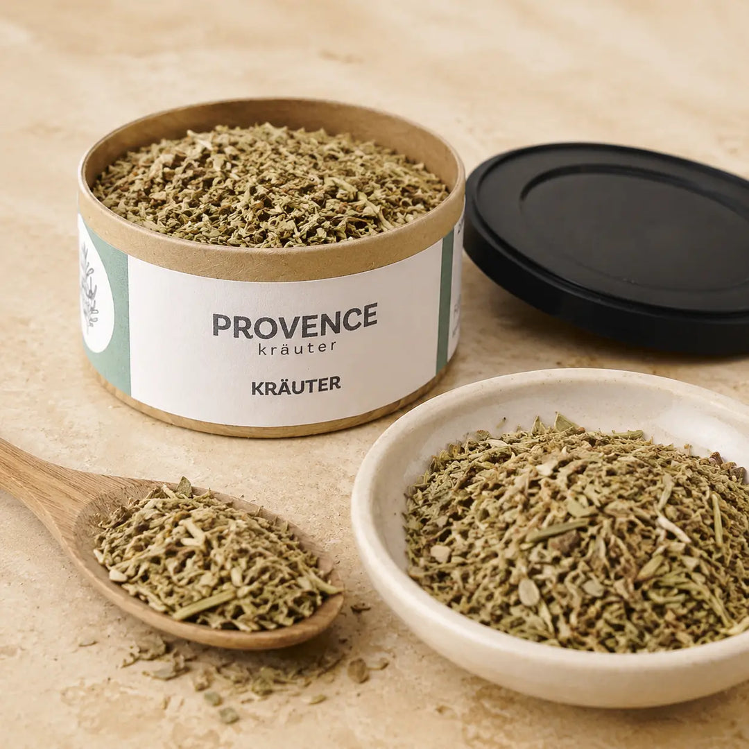 Kräuter der Provence als grobe getrocknete Kräutermischung im Detail